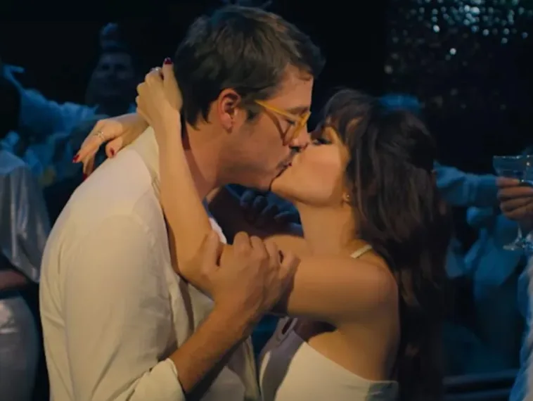 Trailer traz Sandy e Fábio Porchat aos beijos em "Evidências do Amor"