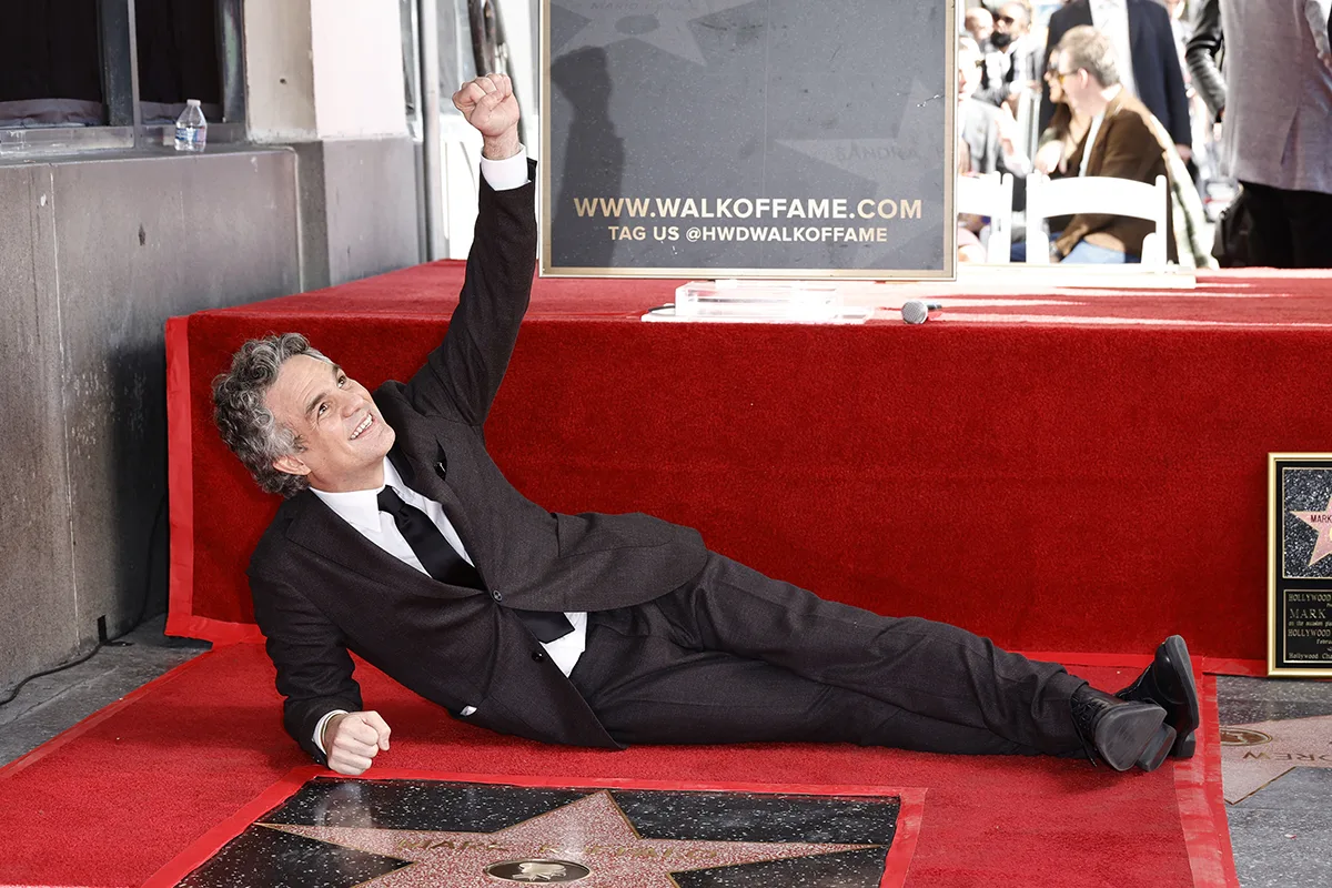 Mark Ruffalo recria cena de "De Repente 30" ao ganhar estrela na Calçada da Fama