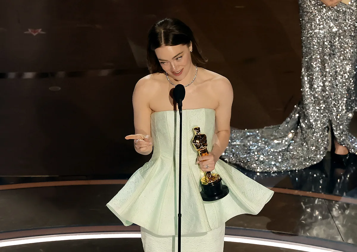 Emma Stone vence o Oscar e compartilha prêmio com Lily Gladstone