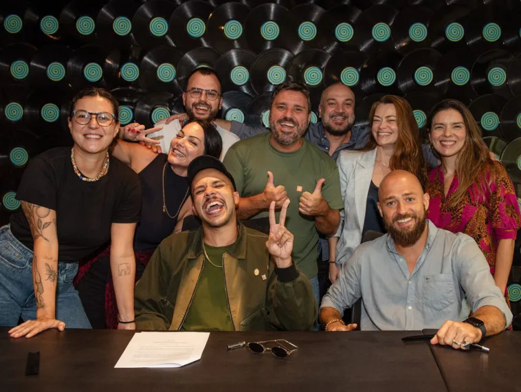Yago Oproprio assina contrato com a Som Livre