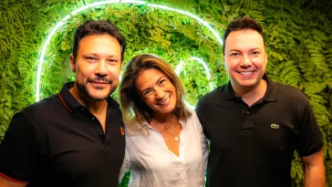 João Bosco e Vinícius ao lado de Leila Oliveira, presidente da Warner Music Brasil