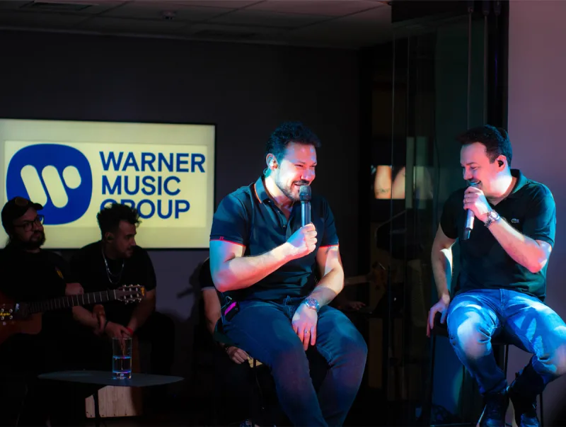 João Bosco e Vinícius no pocket show para celebrar a assinatura do contrato com a Warner Music Brasil