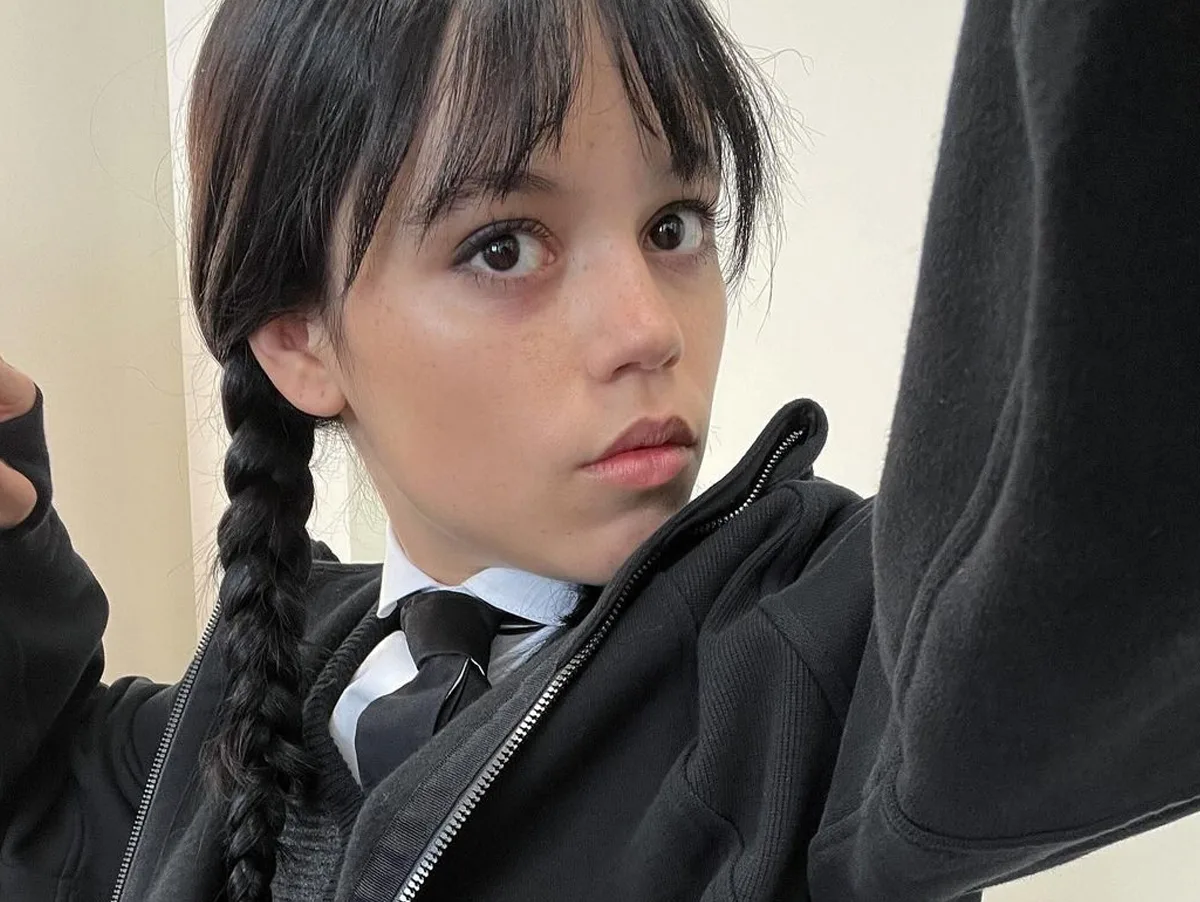 "Wandinha": Jenna Ortega divulga foto no set da 2ª temporada