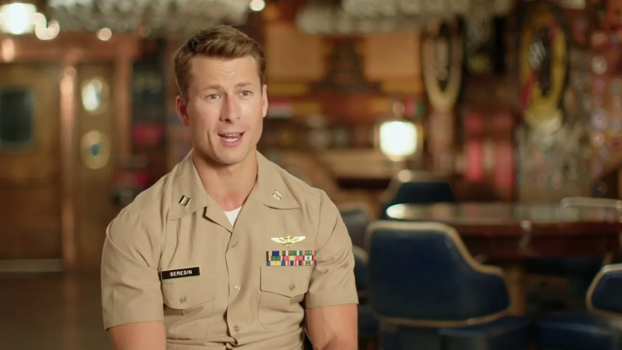 Glen Powell só está esperando Tom Cruise chamá-lo para "Top Gun 3"