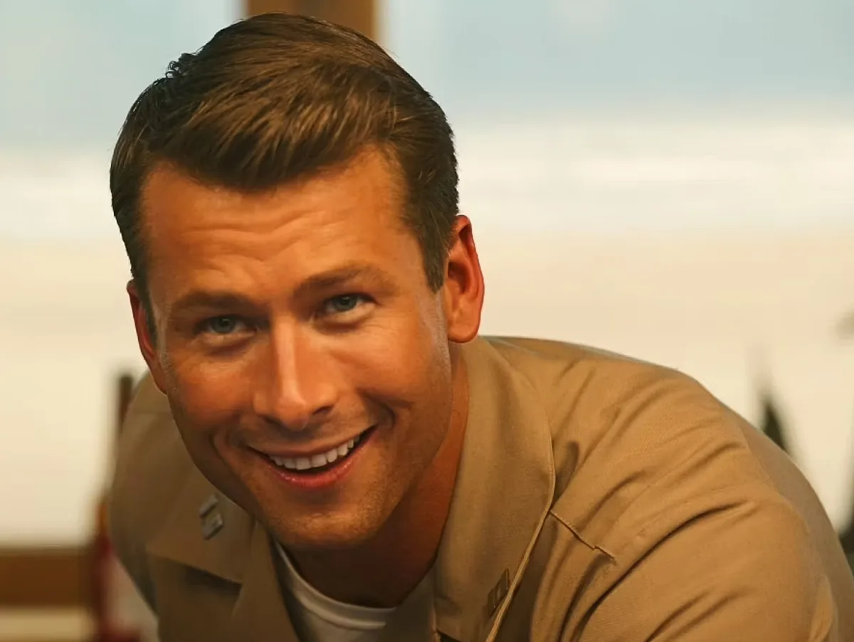 Glen Powell só está esperando Tom Cruise chamá-lo para "Top Gun 3"