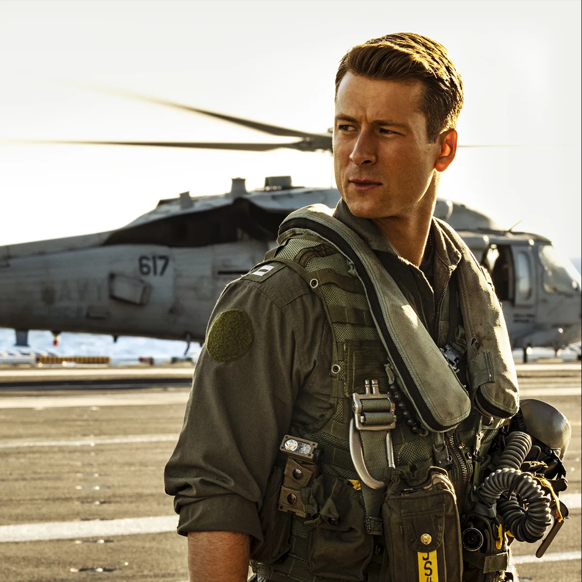 Glen Powell só está esperando Tom Cruise chamá-lo para "Top Gun 3"