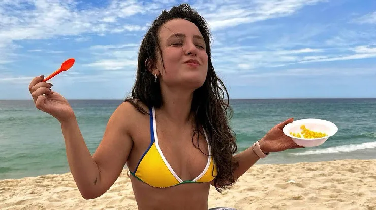 Larissa Manoela vira estampa para vender milho em praia; veja!