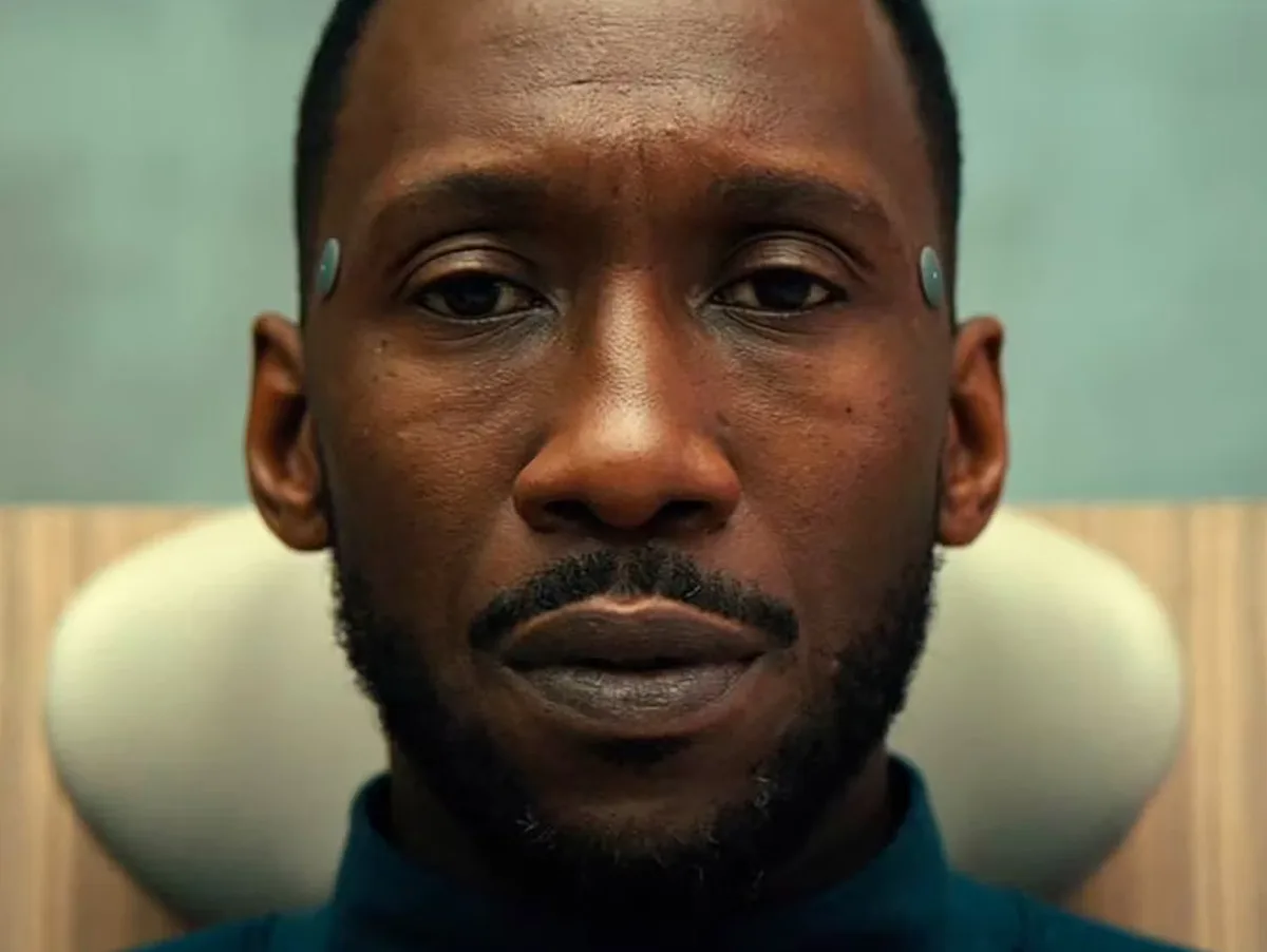 Com "Blade" atrasado, Mahershala Ali fará "Jurassic World 4"