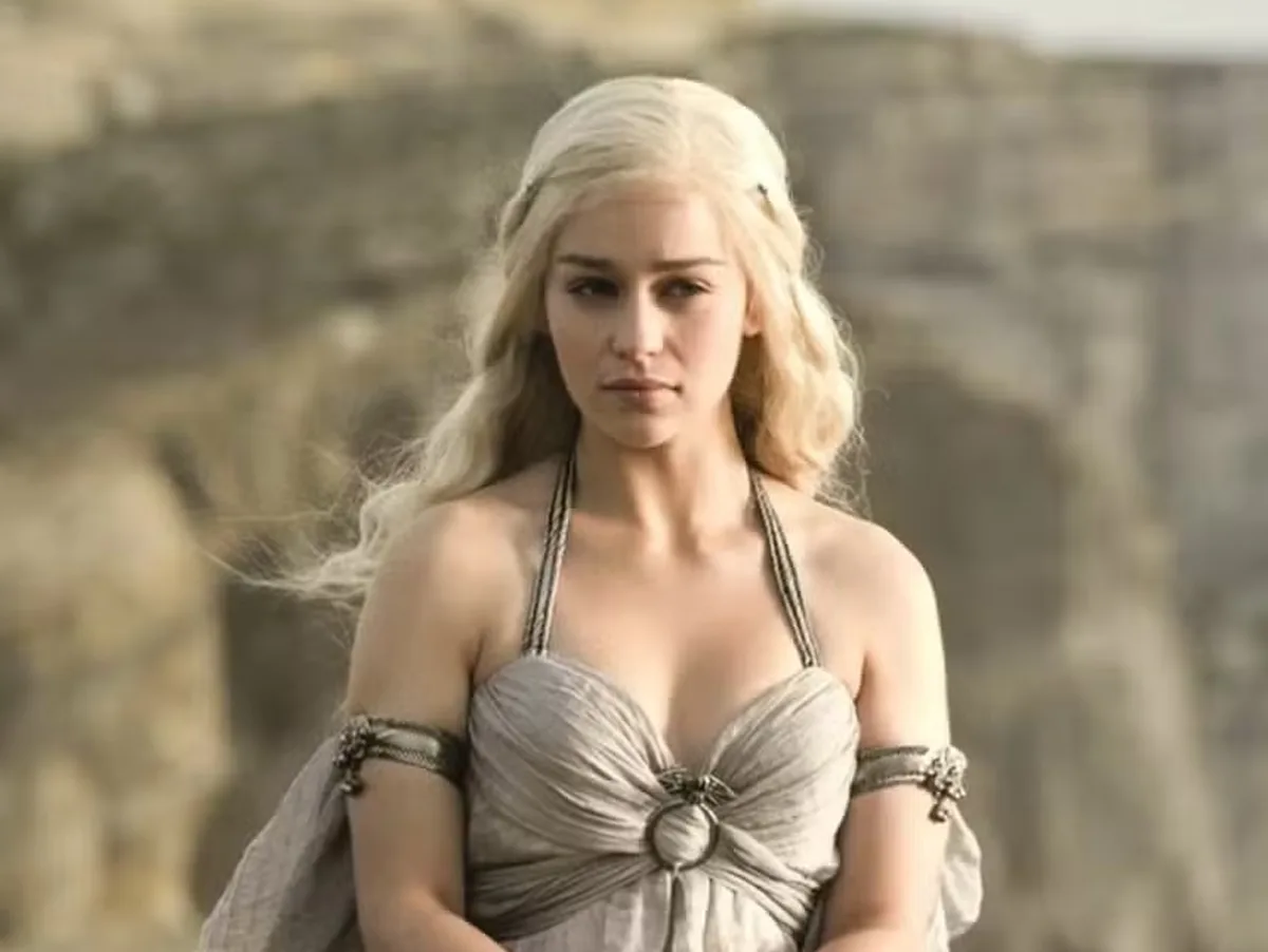 "Não sei o que é 'A Casa do Dragão'", diz Emilia Clarke