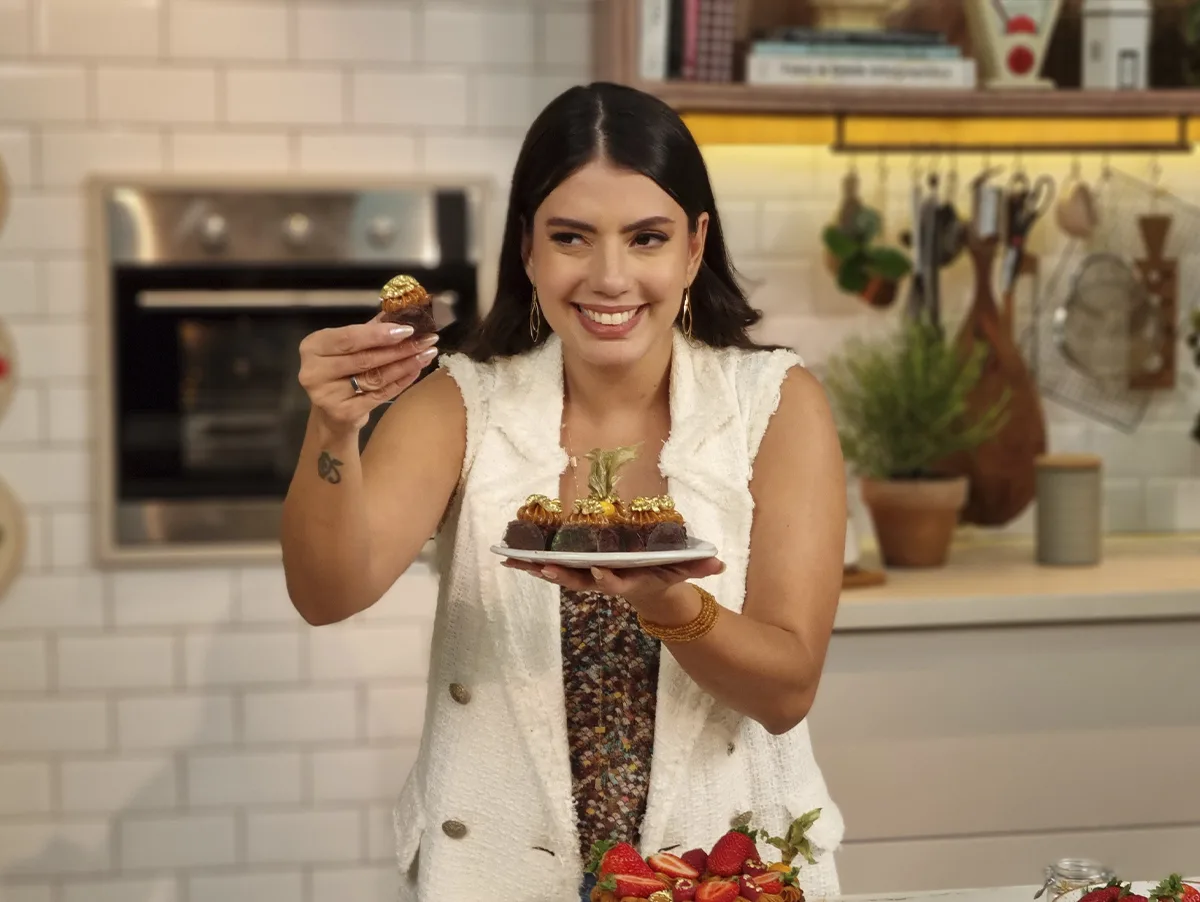 Fernanda, do BBB 24, assume panelas do "Receitas" na Globo