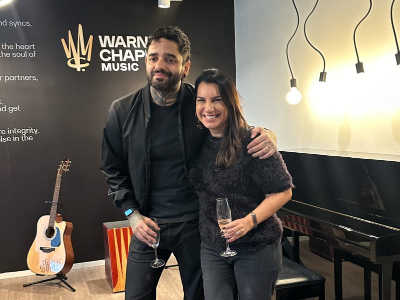 Cantor e compositor Lucas Silveira, dono da Dark Matter Music, ao lado de Tatiana Pelegrino, A&R da Warner Chappell Music Brasil