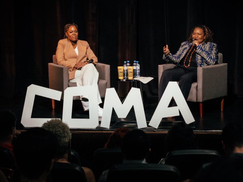 Ministra da Cultura do Brasil, Margareth Menezes e a chef Lili Almeida durante conferência no Festival CoMA 2023 - Crédito- Divulgação