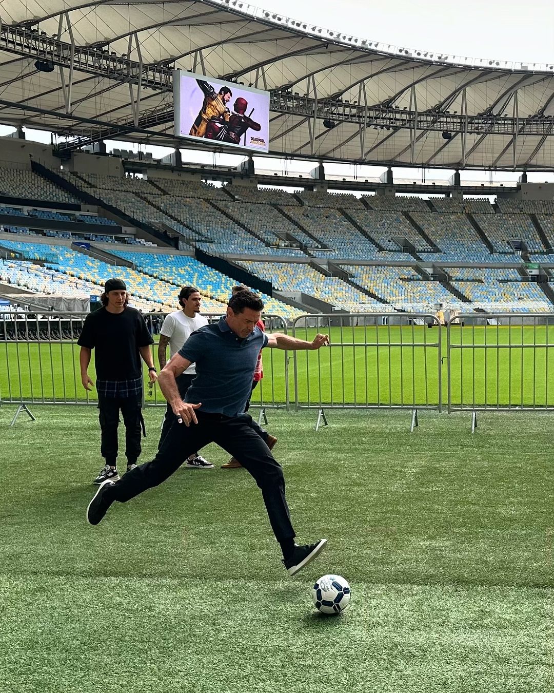 Hugh Jackman e Ryan Reynolds jogam bola no estádio Maracanã