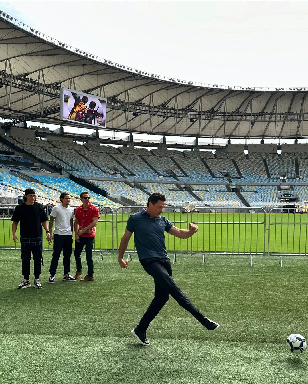 Hugh Jackman e Ryan Reynolds jogam bola no estádio Maracanã