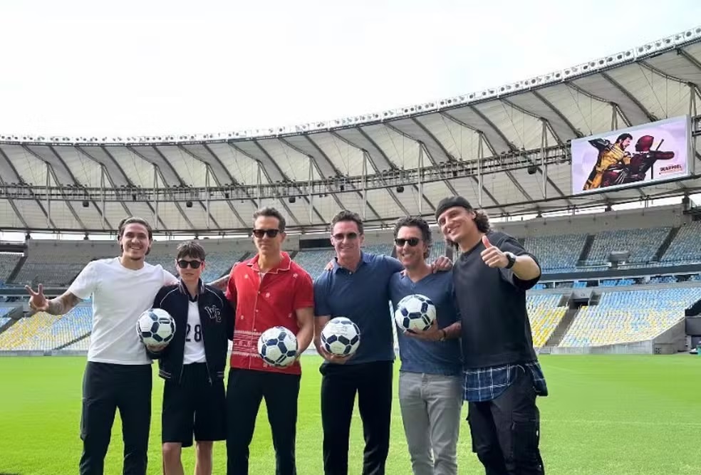 Hugh Jackman e Ryan Reynolds jogam bola no estádio Maracanã