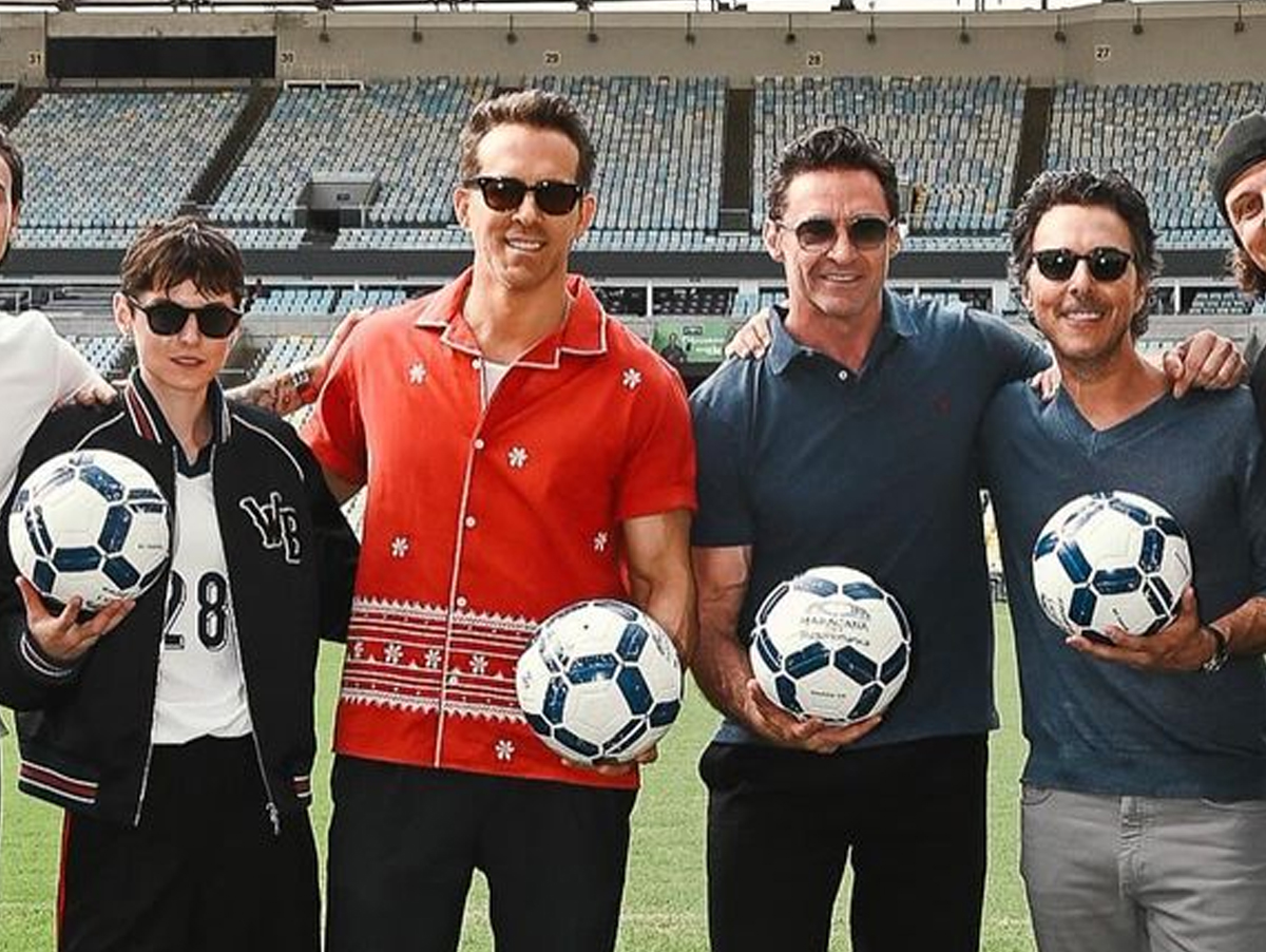 Hugh Jackman e Ryan Reynolds jogam bola no estádio Maracanã