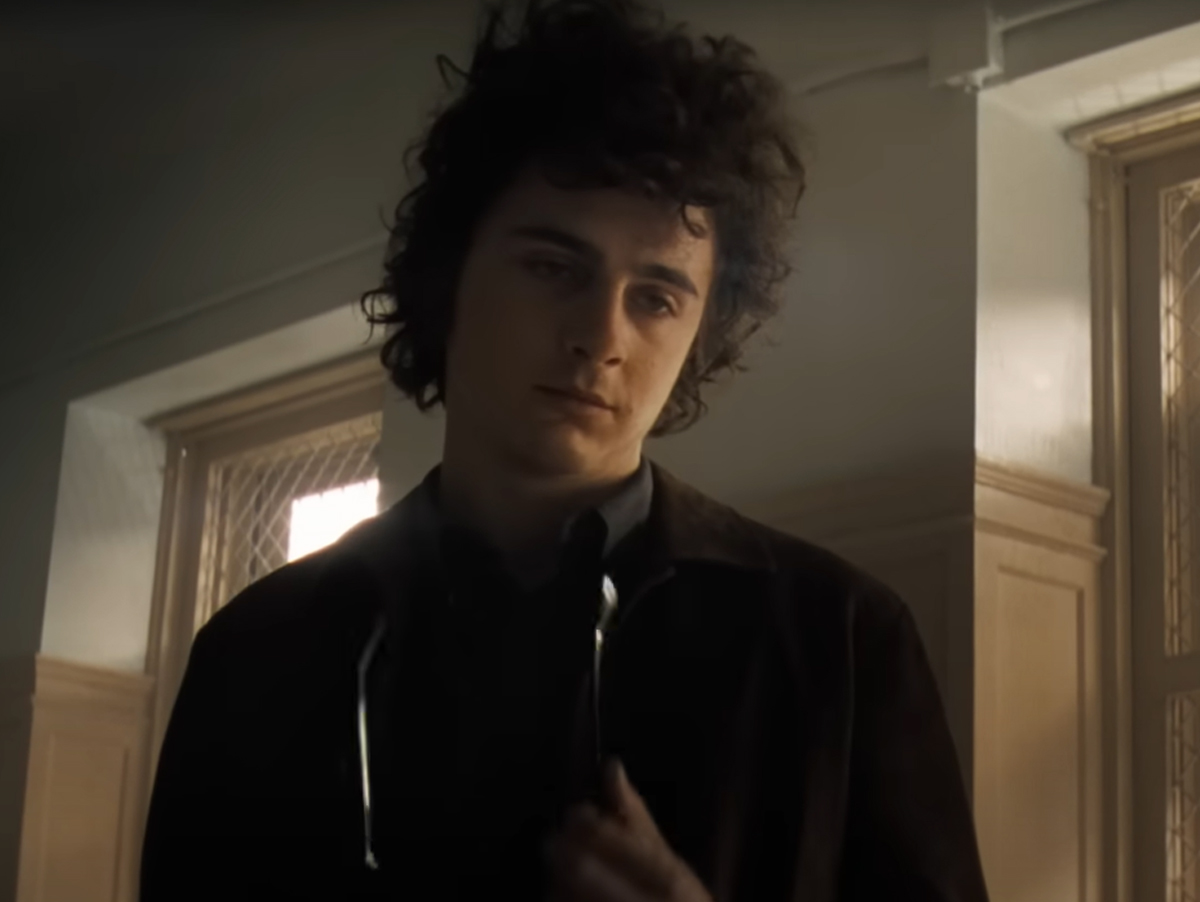 Timothée Chalamet vira Bob Dylan (e canta!) em trailer de "A Complete Unknown"