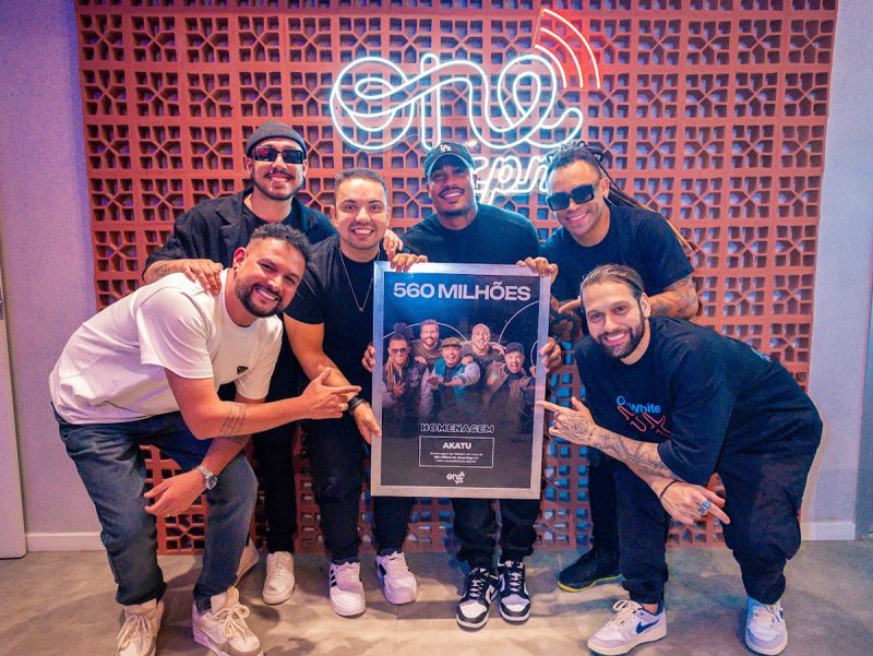 Akatu recebe placa comemorativa da ONErpm por superar 560 milhões de streams nas plataformas digitais