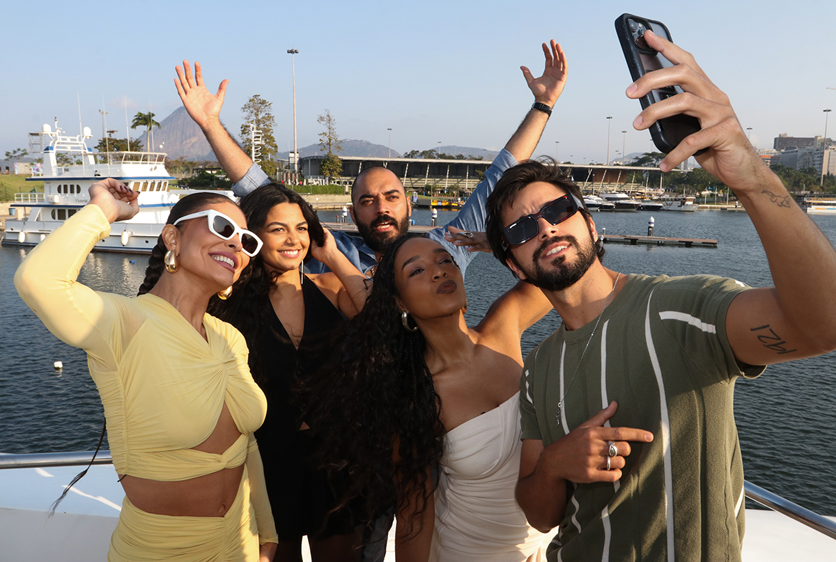 "A gente às vezes quer se vingar", diz Juliana Paes com elenco de "Vidas Bandidas"