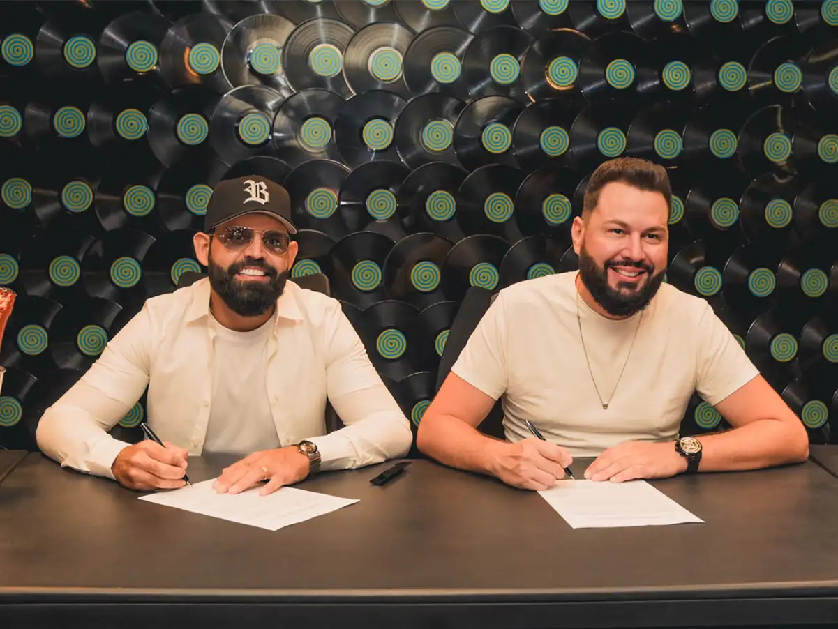 Diego & Arnaldo assinam contrato com a Som Livre