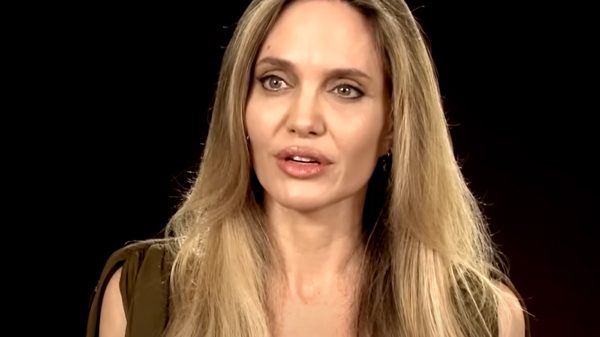 Angelina Jolie diz que se relacionou com homem que a inibia de cantar