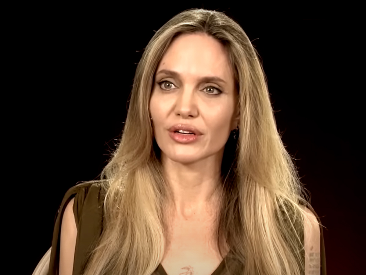 Angelina Jolie diz que se relacionou com homem que a inibia de cantar