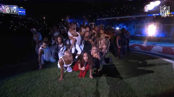 Anitta faz 1º show de intervalo da NFL no Brasil; assista a performance completa!