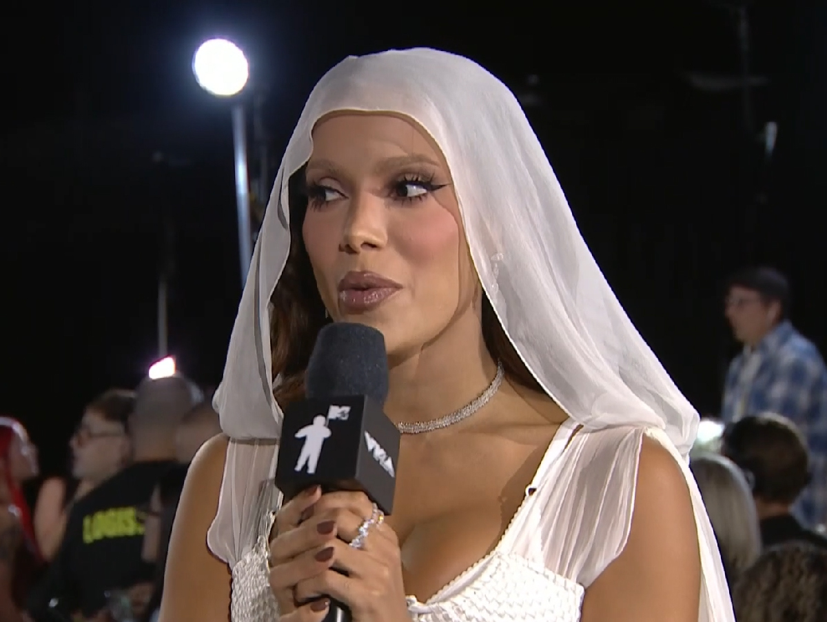 VMA 2024: Anitta brinca com casamento e revela spoiler em look do tapete preto