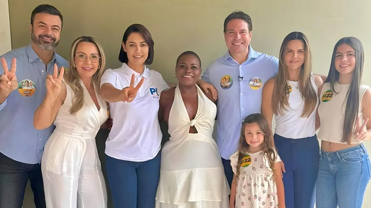 Jojo Todynho posa com Michelle Bolsonaro e apoia candidato de direita