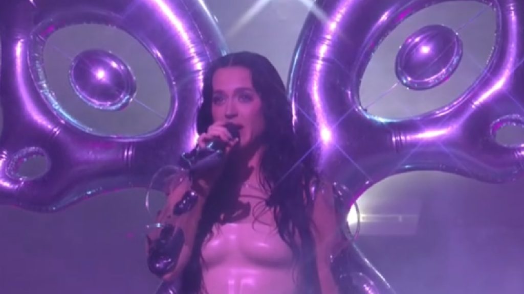 VMA 2024 Katy Perry viaja por carreira ao receber o prêmio Video