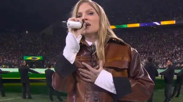 Luisa Sonza canta o Hino Nacional na estreia da NFL no Brasil; assista completo!