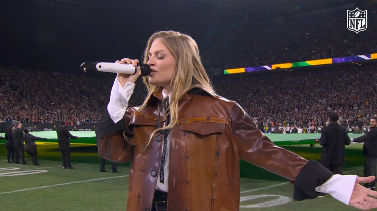 Luisa Sonza canta o Hino Nacional na estreia da NFL no Brasil; assista completo!