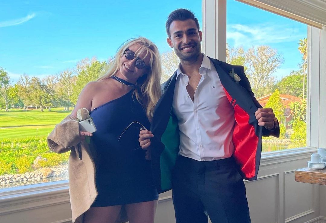 Sam Asghari diz que não leu biografia de Britney Spears: "eu estava lá"