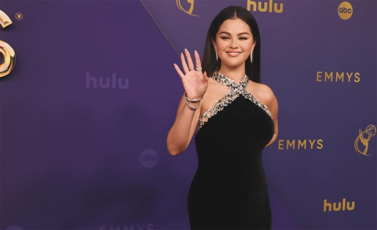 Entenda a referência política de Selena Gomez no Emmy Awards