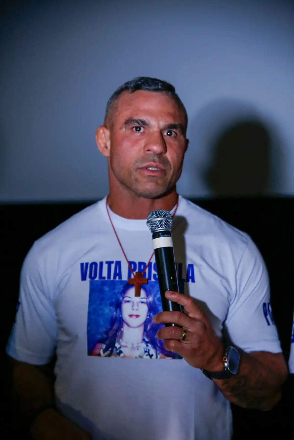 "Volta Priscila": Vitor Belfort critica polícia na investigação do desaparecimento da irmã