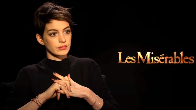 Anne Hathaway se desculpa com jornalista 12 anos após entrevista "horrível"