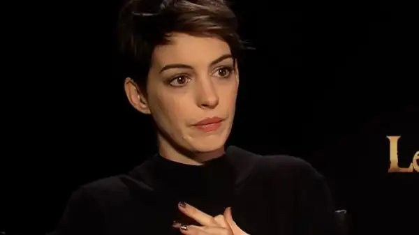 Anne Hathaway se desculpa com jornalista 12 anos após entrevista "horrível"