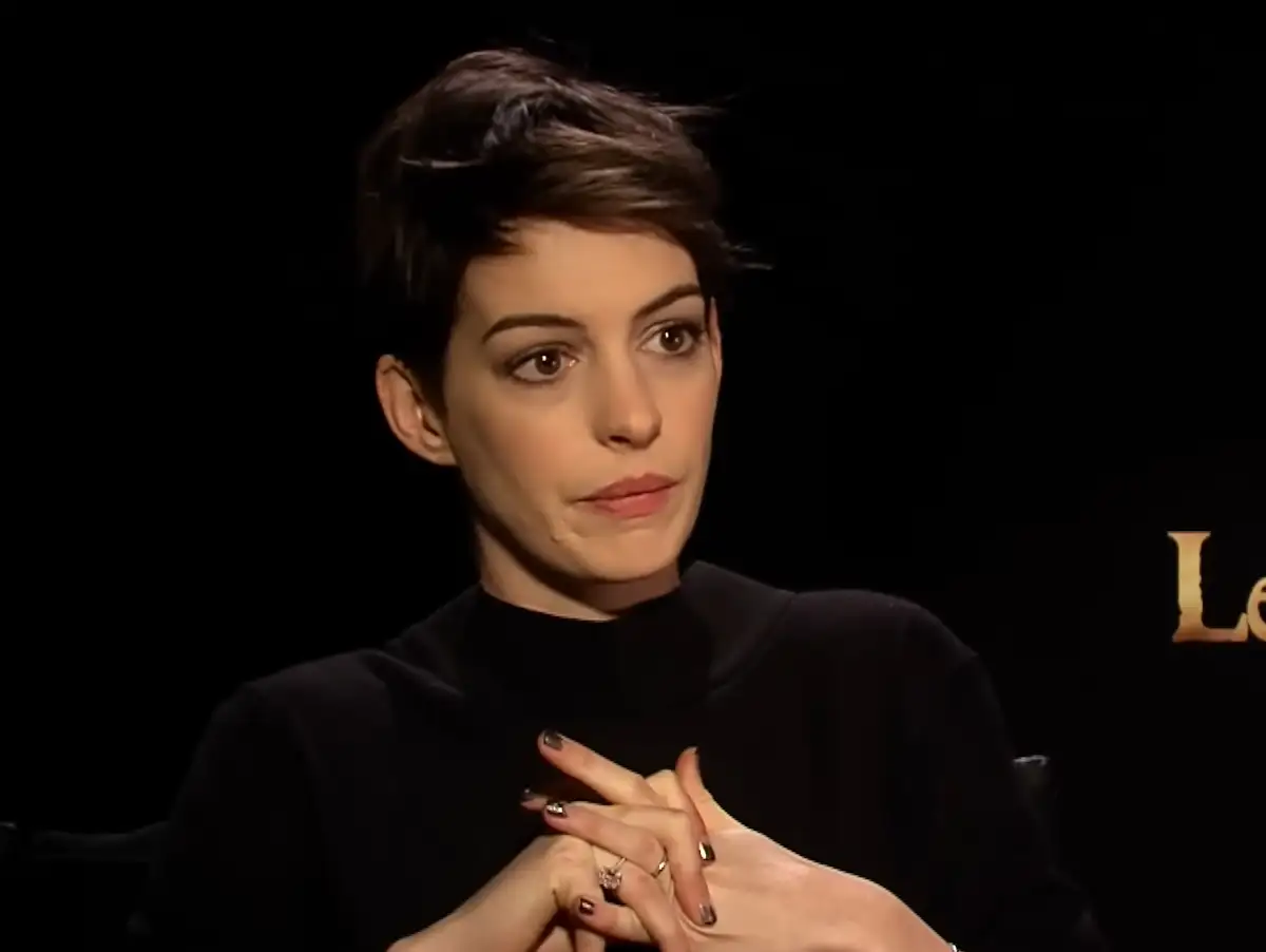 Anne Hathaway se desculpa com jornalista 12 anos após entrevista "horrível"