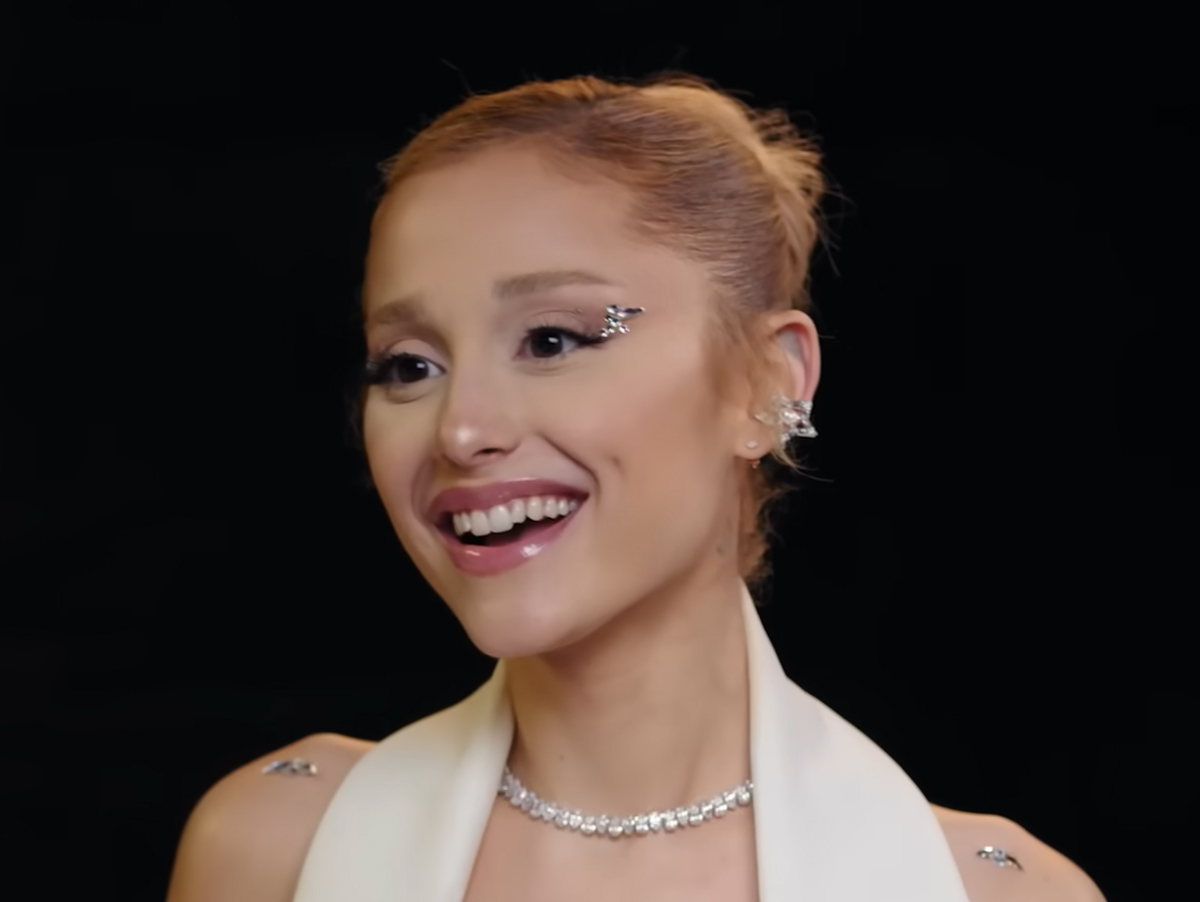 "Nem sempre gosto dos meus fãs, mas os amo", diz Ariana Grande