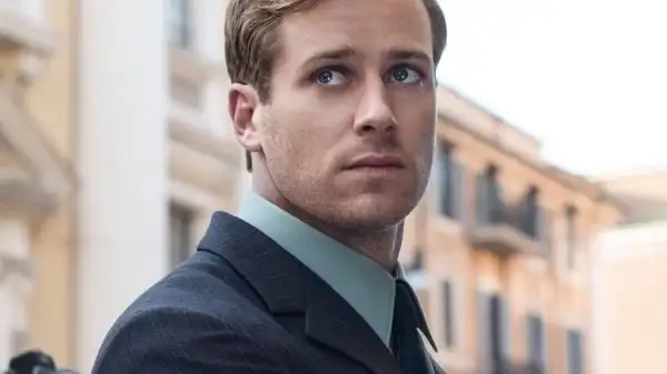 Acusado de estupro e canibalismo, Armie Hammer está de volta aos sets