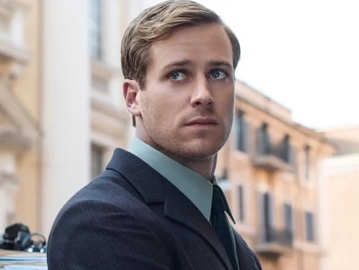 Acusado de estupro e canibalismo, Armie Hammer está de volta aos sets