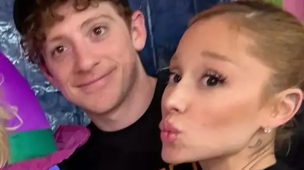 Namorado Ethan Slater elogia Ariana Grande como atriz e fala de "Imperfect For You"