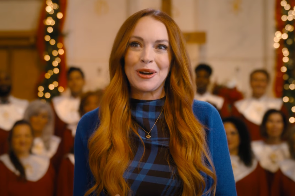 Lindsay Lohan prova seu carisma no trailer de "Nosso Segredinho", filme natalino da Netflix