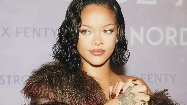 Rihanna revela ser apaixonada por futebol e fã de jogador brasileiro; saiba quem é!