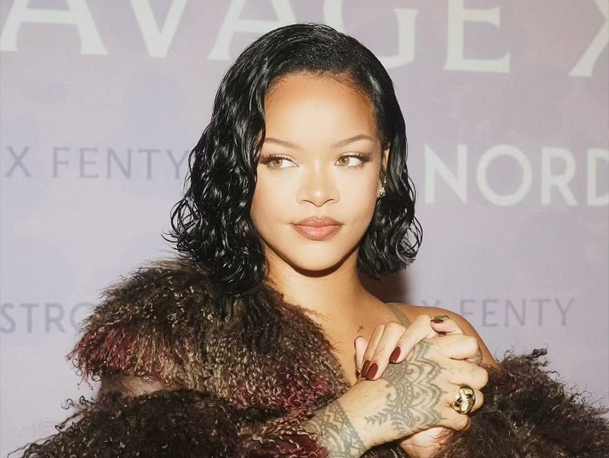 Rihanna revela ser apaixonada por futebol e fã de jogador brasileiro; saiba quem é!