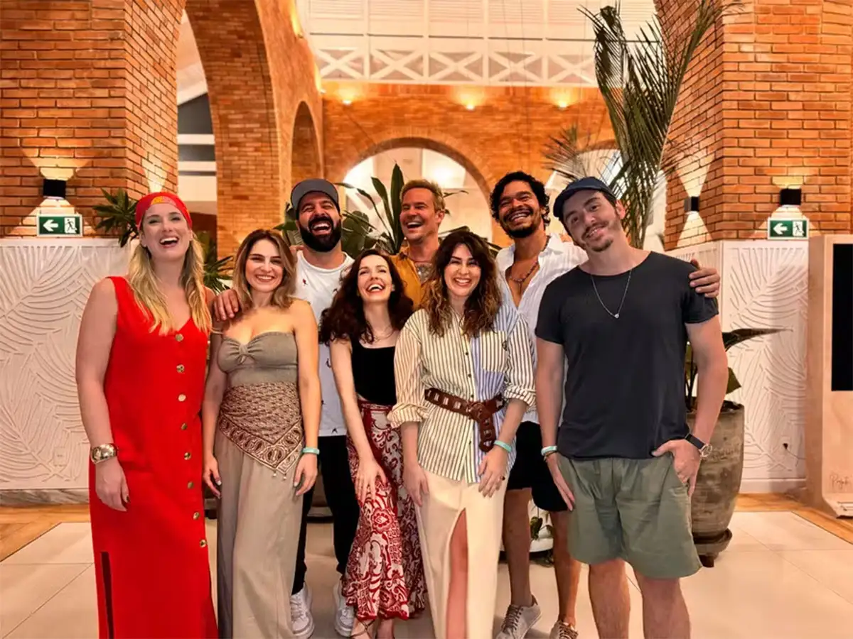 O que o elenco do seriado "Sandy & Junior" está fazendo na Bahia?