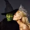 Ariana Grande especula se Glinda de "Wicked" é lésbica: "meio no armário"