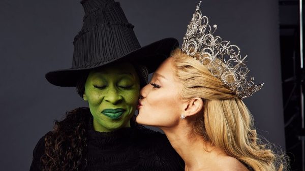 Ariana Grande especula se Glinda de "Wicked" é lésbica: "meio no armário"