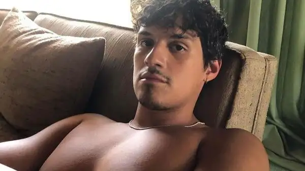 Omar Apollo explica por que escondeu das pessoas que estava em "Queer"