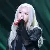 Após acusação de playback, Rosé capricha nos vocais em performance de "Number One Girl"